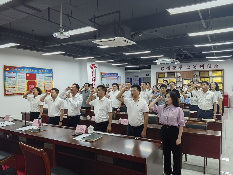 1719546777693241.jpg 周遠(yuǎn)帶領(lǐng)新黨員入黨宣誓、老黨員重溫入黨誓詞.jpg